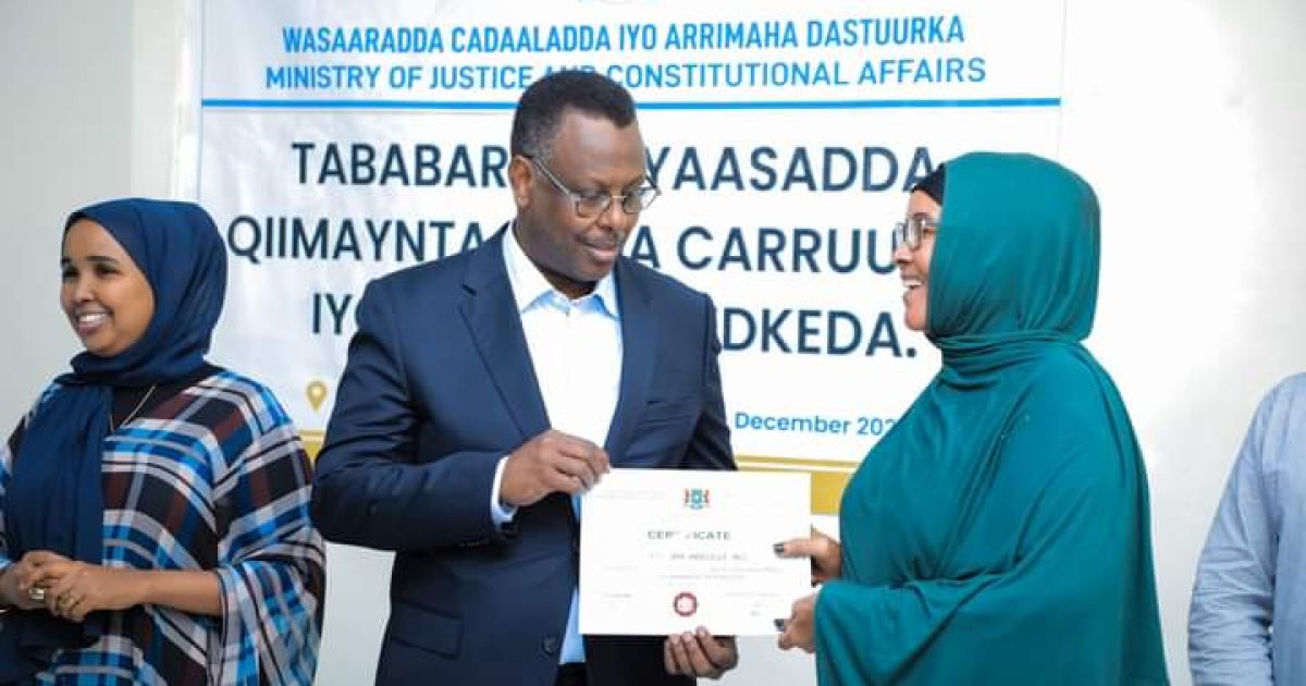 Wasiirka Caddaaladda XFS oo soo xiray tababar ku saabsan dhowrista xaquuqda Carruurta “SAWIRRO”