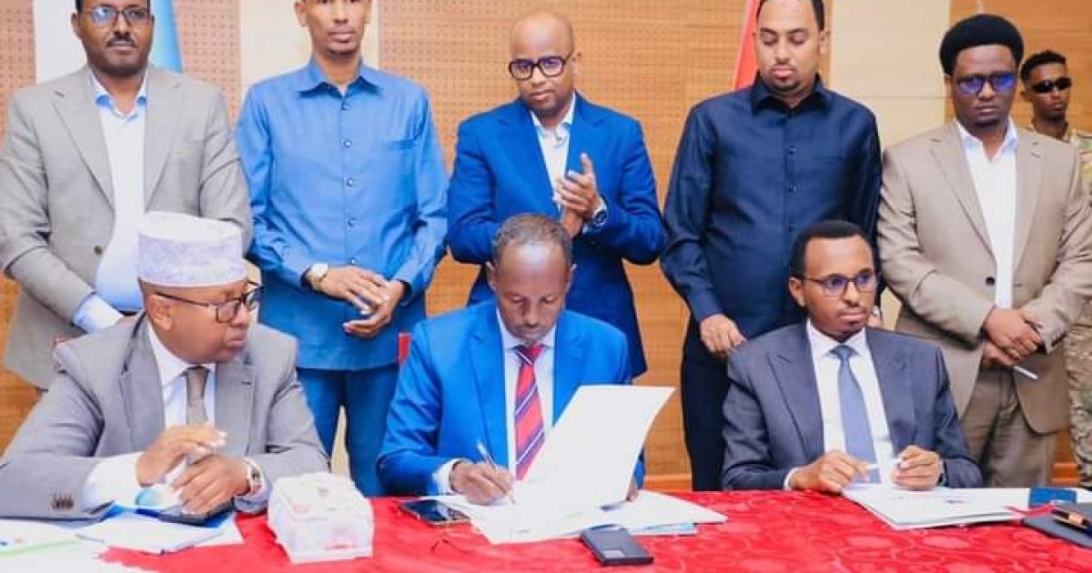 Guddoomiyaha Gobolka Banaadir oo saxiixay Miisaaniyadda sanadka 2024-ka “SAWIRRO”