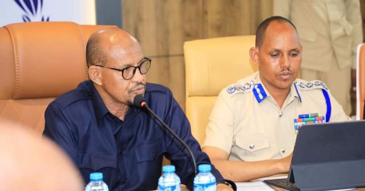 Wasiiru-dowlaha Amniga Gudaha oo shir guddoomiyay kulan looga hadlayay Amniga “SAWIRRO”