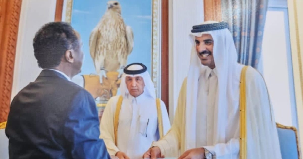 Amiirka Qatar oo warqadaha aqoonsiga Danjirenimo ka guddoomay Safiirka Soomaaliya