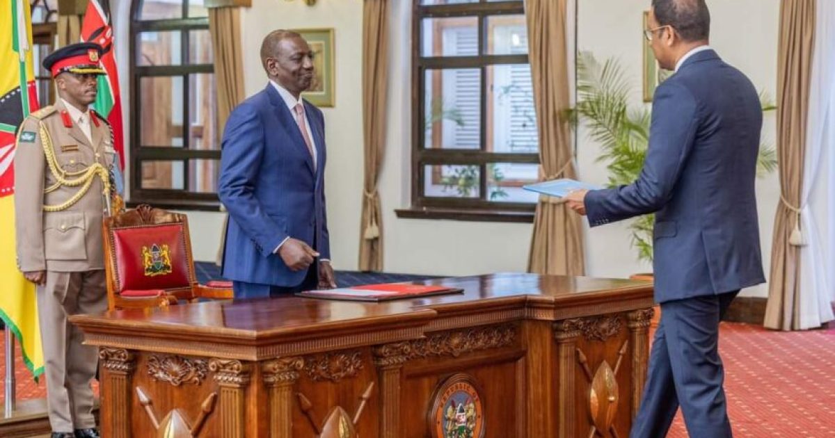 Madaxweynaha Kenya oo warqadaha aqoonsiga safiirnimo ka guddoomay Danjire Jibriil