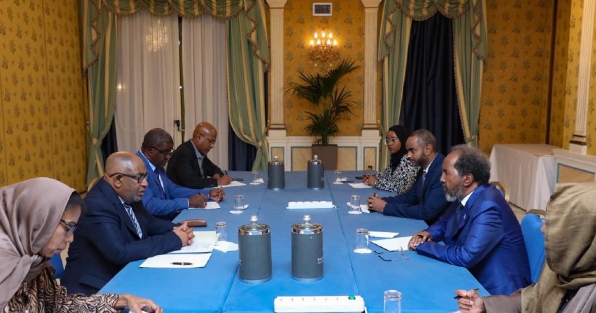 Soomaaliya iyo Comoros oo ka wada hadlay xoojinta xiriirka labada dal