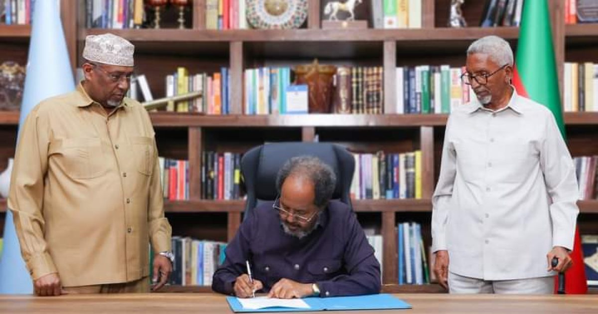Madaxweynaha JFS oo saxiixay Sharciga burinta Is-afgaradka Itoobiya iyo Maamulka Somaliland  ee ay ansixiyeen Labada Aqal ee BJFS