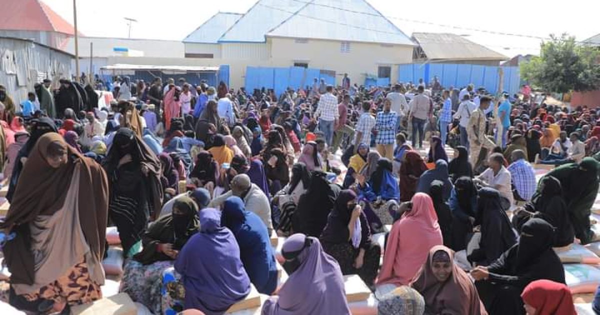 Hay’adda SoDMA oo deeq raashin ah u qeybisay qoysas danyar ah “SAWIRRO”