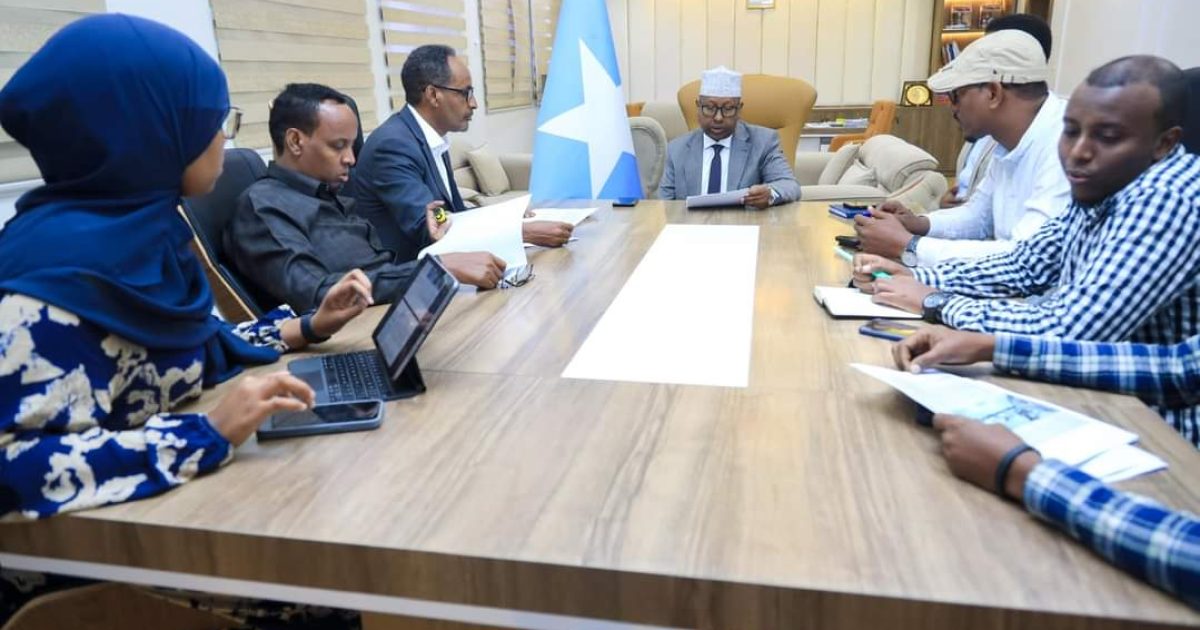 Wasiirka Arrimaha gudaha oo kulan la qaatay Maareeyaha Wakaaladda dhismaha Soomaaliyeed