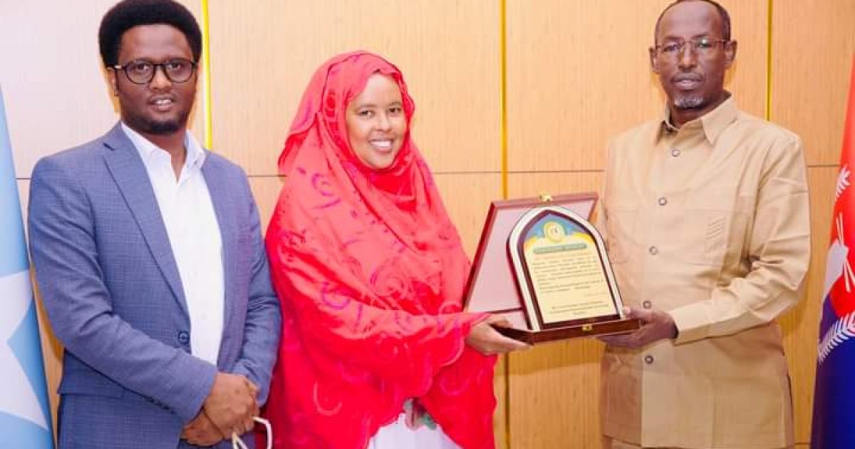 Abwaan Salaad iyo Fanaanad Caasho-kiin oo shahaado sharaf la guddoonsiiyey