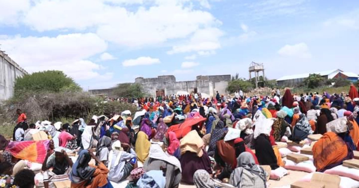 Hay’adda SoDMA oo deeq raashin ah u qeybisay qoysas danyar ah “SAWIRRO”