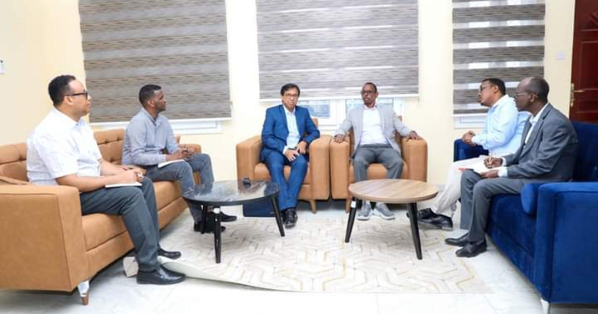 Maareeyaha Xarunta Qaran ee howlaha Gurmadka Deg-degga oo qaabilay wafdi ka socday UNDP