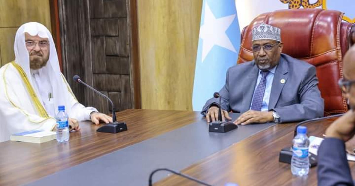 Guddoomiye Sheekh Aadan oo qaabilay Guddoomiyaha Midowga Culimada Islaamka “SAWIRRO”