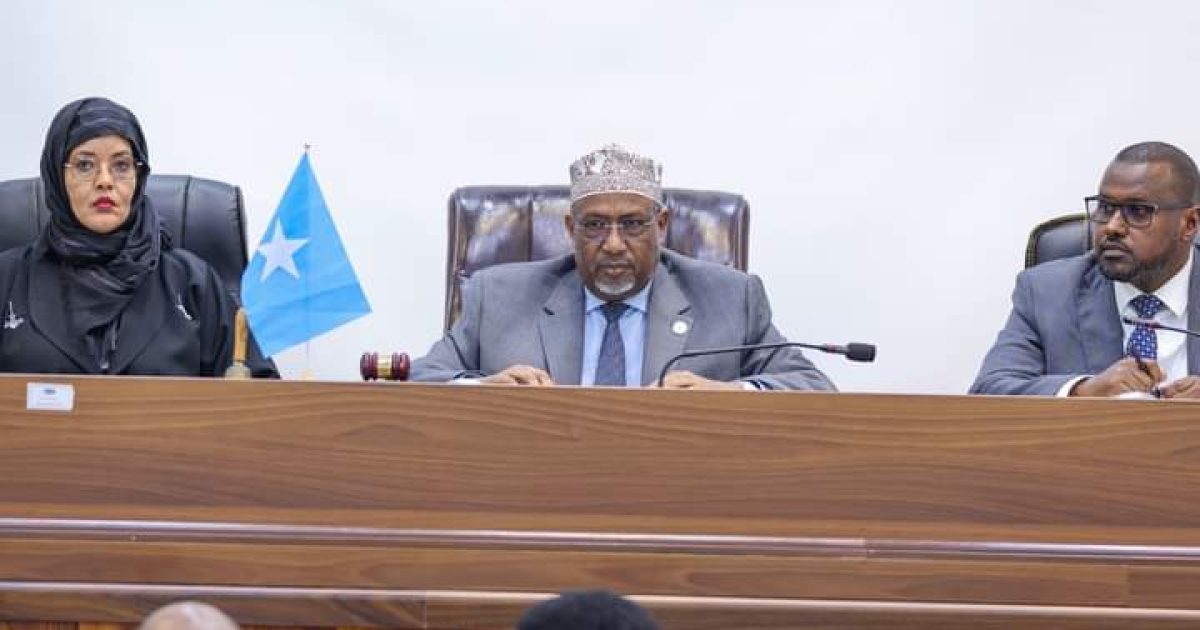 Guddoomiye Sheekh Aadan oo shir guddoomiyay kulanka Guud ee Golaha