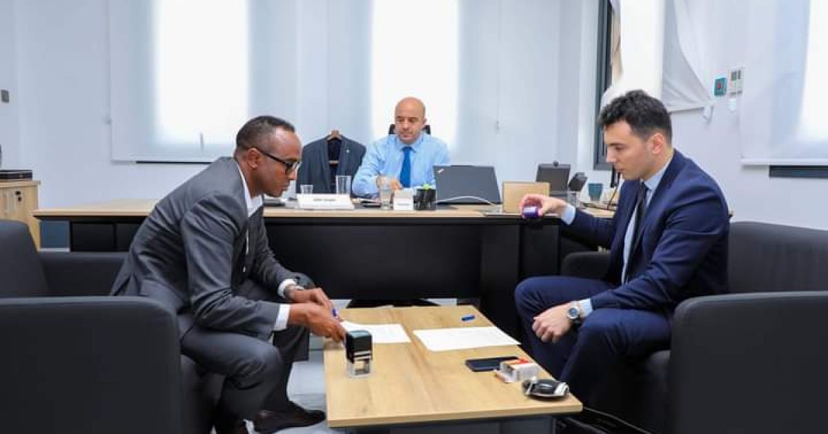 Guddoomiyaha Hay’adda SoDMA oo deeq lacag ah ka guddoomay Safiir kuxigeenka Turkiga