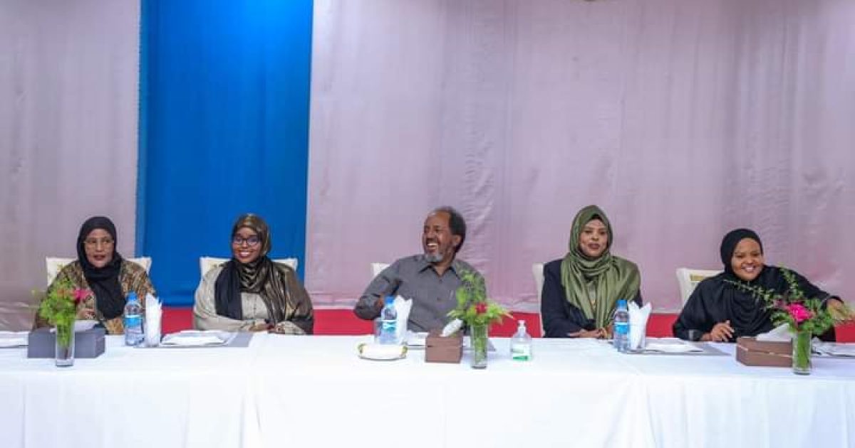 Madaxweyne Xasan Sheekh oo la kulmay Xildhibaanada Haweenka ah ee labada Aqal BJFS