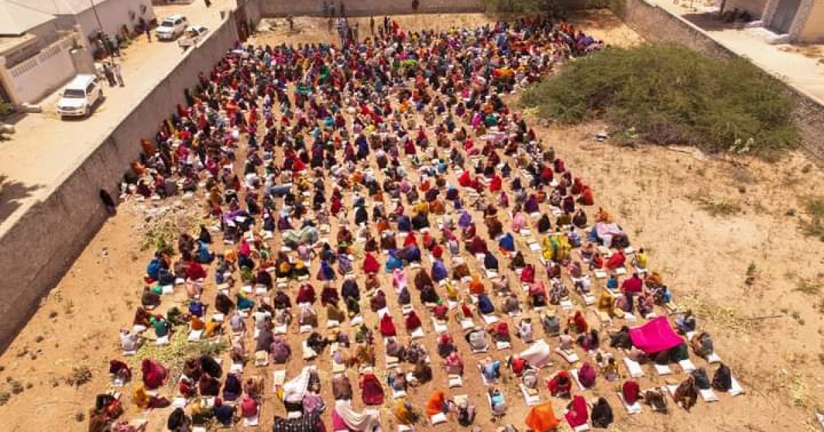 Hay’adda SoDMA oo deeq raashin ah u qeybisay qoysas danyar ah oo ku nool Garasbaaley “SAWIRRO”