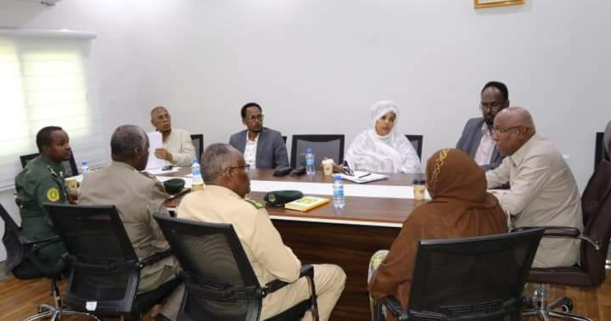 Guddiga gaarka ah ee arrimaha xabsiga dhaxe ee golaha shacabka oo kulan la yeeshay  taliyaha Ciidanka Asluubta