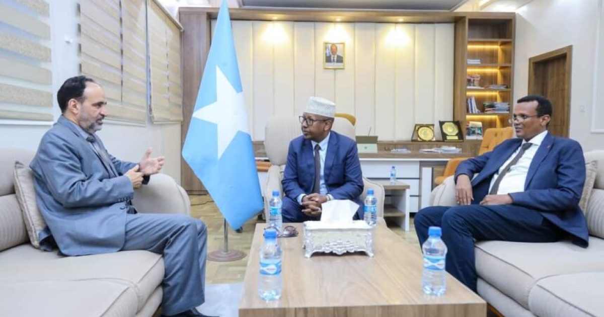 Wasiirka Arrimaha Gudaha XFS oo la kulmay Safiirka ururka Jaamacadda Carabta ee Soomaliya