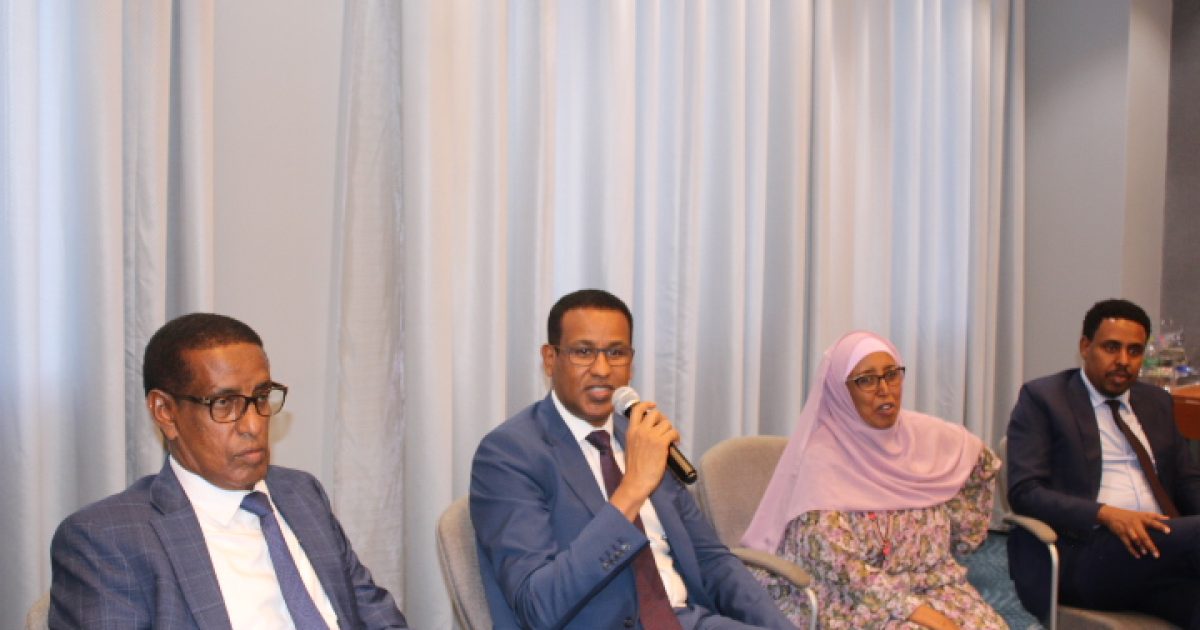 Safiirka Soomaaliya ee Kenya oo tababar u soo xiray Shaqaale ka tirsan Hay’adaha Dowladda “SAWIRRO”