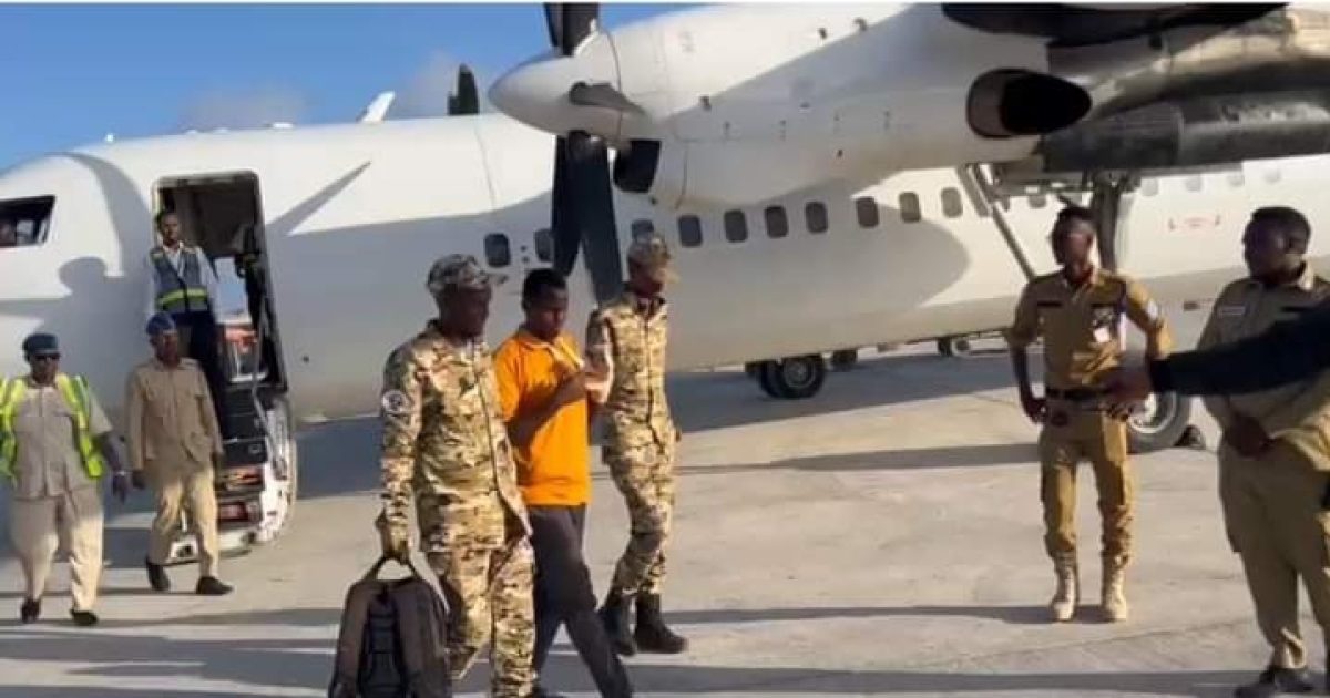 Eedeysane Sayid-Cali oo laga soo dejiyay garoonka Aadan Cadde ee Muqdisho