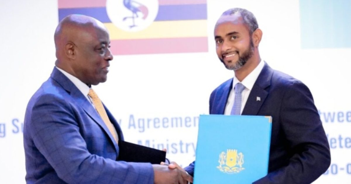 Soomaaliya iyo Uganda oo Muqdisho ku kala saxiixday heshiis iskaashiga difaaca ah