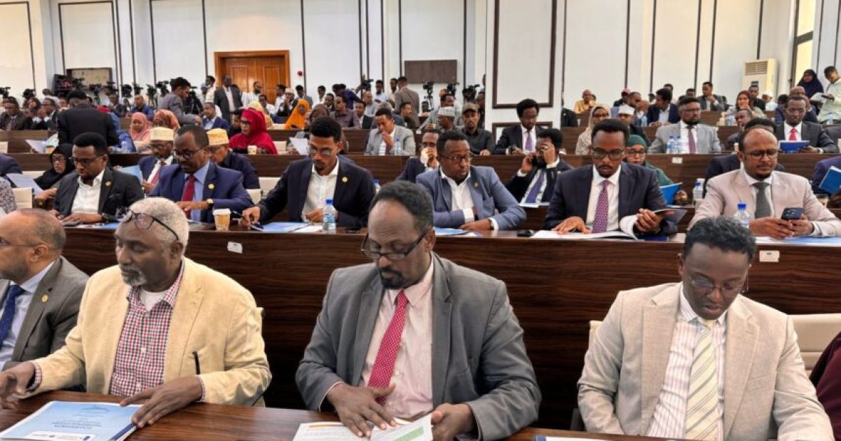 Labada gole oo maanta billaabay ka doodista cutubyada wax kabadalka lagu sameeyay ee Dastuurka KMG