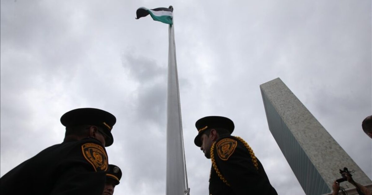 Sida laga soo xigtay ilo ka yimid saraakiisha Mareykanka iyo Carabta oo laga soo xigtay warbixin ay qoray wargeyska The Washington Post, ayaa sheegaya in ay jiraan dareen degdeg ah oo ku saabsan in la abuuro nabad waarta oo dhexmarta Israel iyo Falastiin. Waxaa socda dadaallo lagu doonayo in lagu qeexo waqti gaar ah oo la dhisayo dowladda Falastiin, iyadoo calaamaduhu ay muujinayaan in ku dhawaaqista arrimahaasi uu imaan karto toddobaadyada soo socda, sida lagu xusay warbixintu. Waxaa sidoo kale warbixinta lagu sheegay in xabbad joojinta iyo wada-hadallada la-haystayaal ee u dhexeeya Israa’iil iyo Xamaas ay ku xidhan yihiin sida loo maareeyo qorshayaashan ballaadhan ee ka socda dhinaca Mareykanka iyo dalalka Carabta. Sida warbixinta lagu sheegay, saraakiisha Mareykanka ayaa ka dhawaajiyay suurtagalnimada in la aqoonsado dowladda Falastiin, iyagoo carrabka ku adkeeyay in aqoonsigaas uu muujin karo qaab cusub oo loo wajaho dadaallada nabadeed ee gobolka. Share this Article Facebook