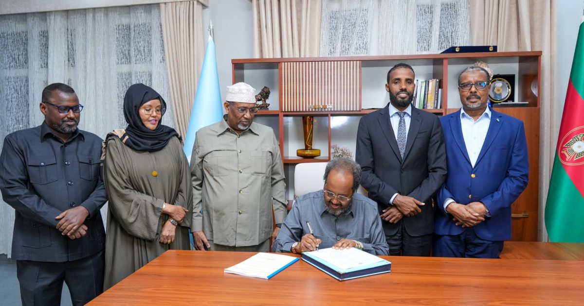 Madaxweyne Xasan Sheekh oo saxiixay nuqulka rasmiga cutubyada Dastuurka ee uu meelmariyay Baarlamaanka JFS