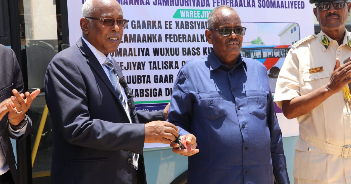 Guddiga Gaarka ah ee Arrimaha Xabsiga Dhexe Xamar ee Golaha Shacabka oo Gaari Bas ah ku wareejiyay Taliyaha ciidanka Asluubta “SAWIRRO”