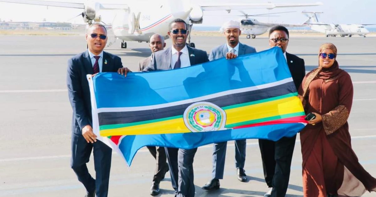 Wasiirka Ganacsiga Soomaaliya oo soo qaaday Calanka Ururka Dhaqaalaha Bulshada Bariga Afrika