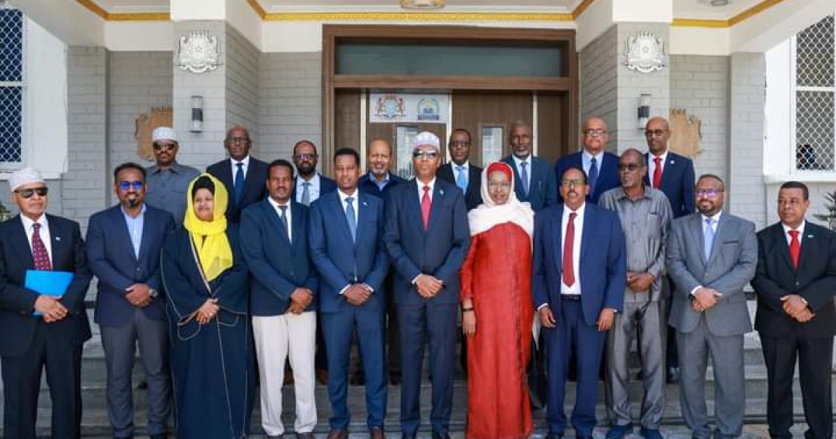 Ra’iisul Wasaare Xamsa oo tababar u soo xiray Danjireyaal dhawaan ay meel mariyeen Golaha Wasiirrada