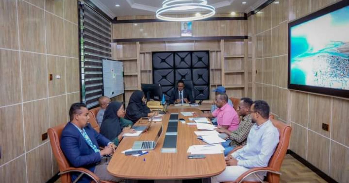 Madaxda Waaxda Kormeerka ee Wasaaradda Qorsheynta oo kulan la qaatay madax ka socotay NIS foundation