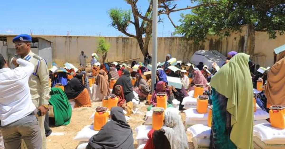 Qoysaska ay ka tegeen geesiyaashii Naftooda u waayay difaaca dalka oo deeq raashin ah la gaarsiiyay