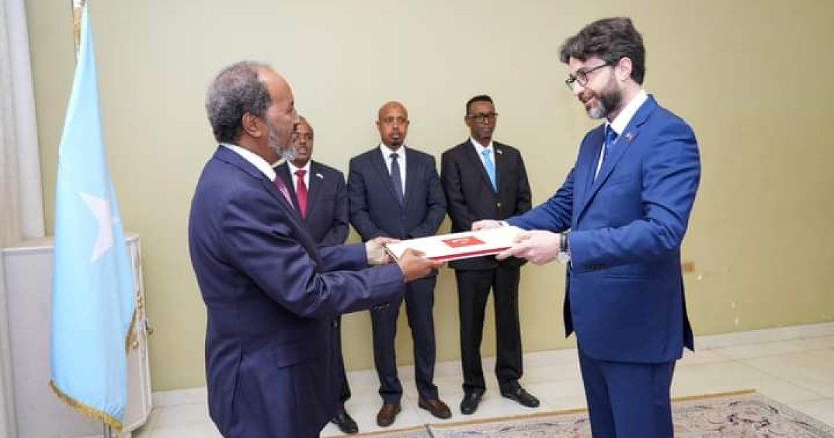 Madaxweyne Xasan Sheekh oo warqadaha aqoonsiga ka guddoomay Danjireyaasha Dalalka Turkiga iyo kuwa kale