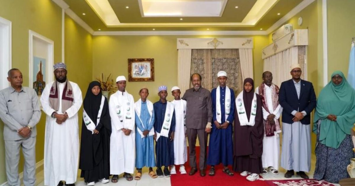 Madaxweynaha JFS oo abaalmarinno guddoonsiiyay arday kaalmaha hore ka galeen Tartanka Qur’aanka Kariimka ah