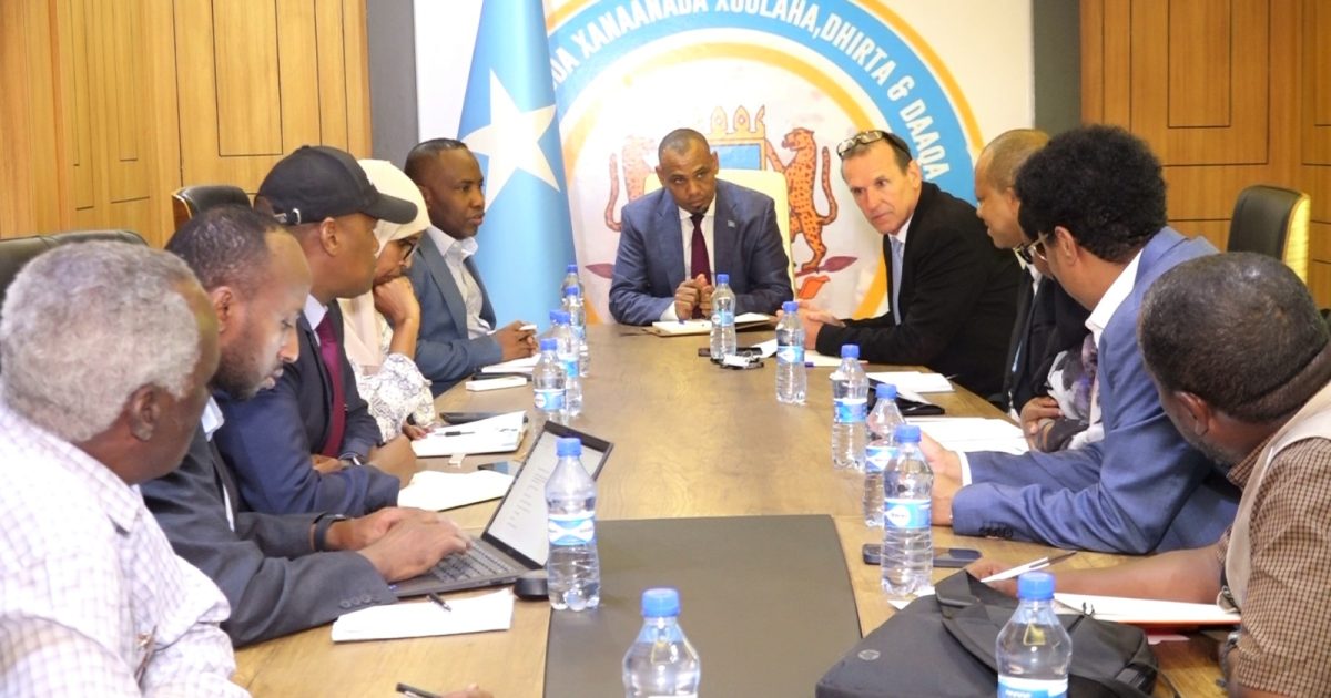 Wasiirka Xanaanada Xoolaha Soomaaliya oo kulan la qaatay wafdi ka socday Hay’adda FAO