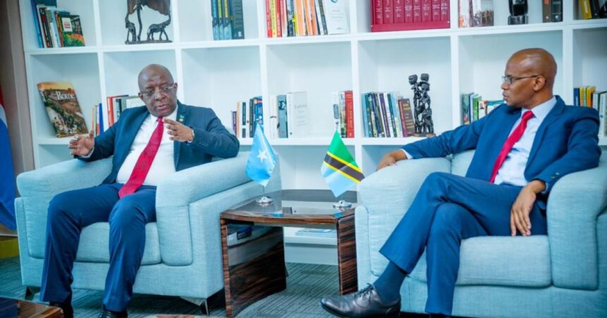 Wasiirka Warfaafinta XFS oo kulan mira dhal ah la qaatay Wasiirka Arrimaha dibadda Tanzania