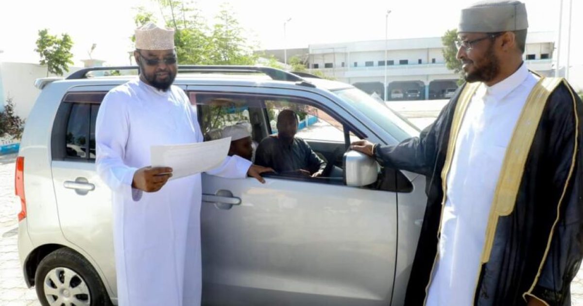 Madaxweynaha Jubbaland oo abaalmarino guddoonsiiyay dhallinyaro kaalimo hore ka galay tartanka Qur’aanka