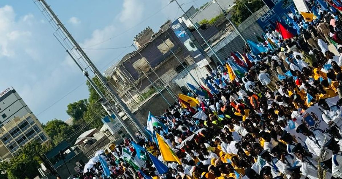 Shacabka Muqdisho oo dhigay isu soo bax ay ku taageerayaa dhamaystirka Dastuurka