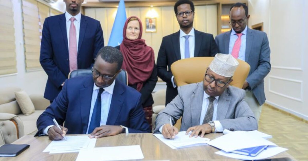 Wasaaradda arrimaha Gudaha iyo Hay’adda Interpeace oo kala saxiixday heshiis muhiim ah