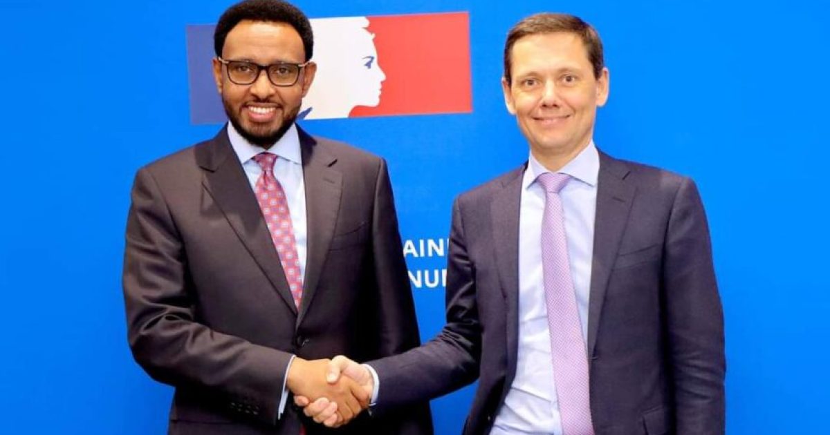 Wasiirka Maaliyadda Soomaaliya oo saxiixay deyn laga cafinaayo Soomaaliya oo dhan 1.2 Bilyan