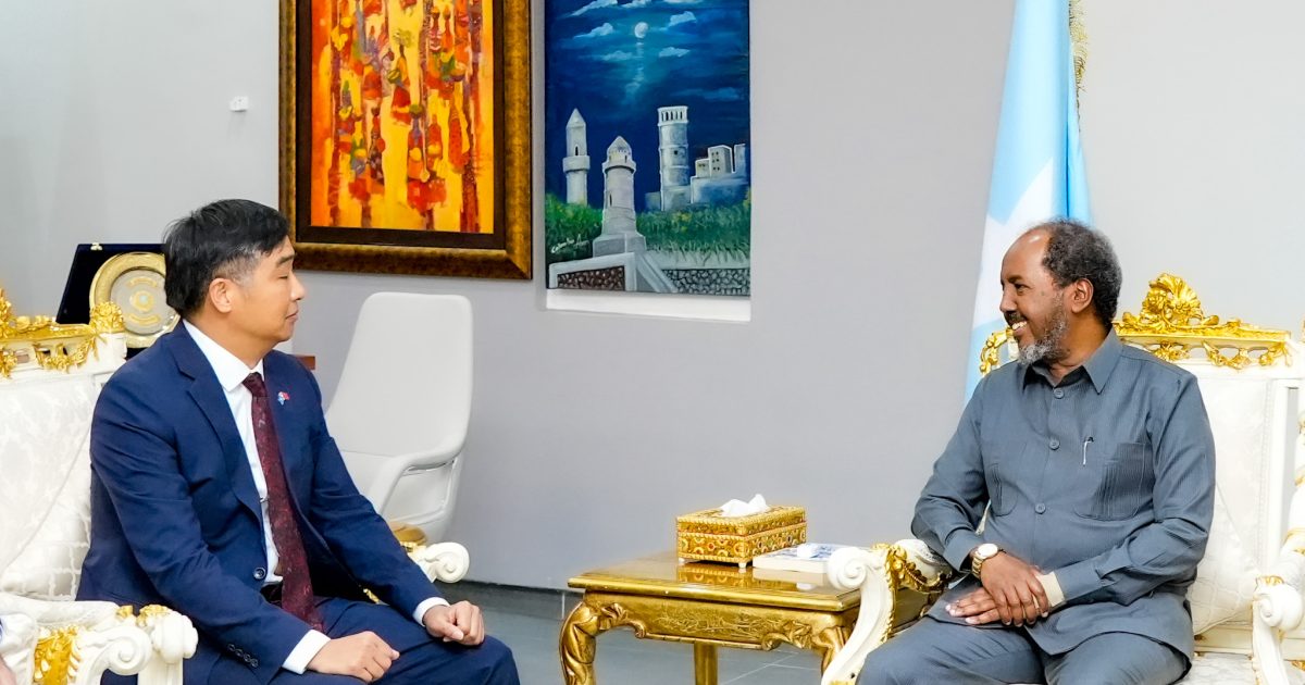 Madaxweyne Xasan Sheekh oo kulan saagootin ah la qaatay Danjiraha Jamhuuriyadda Shiinaha ee Soomaaliya