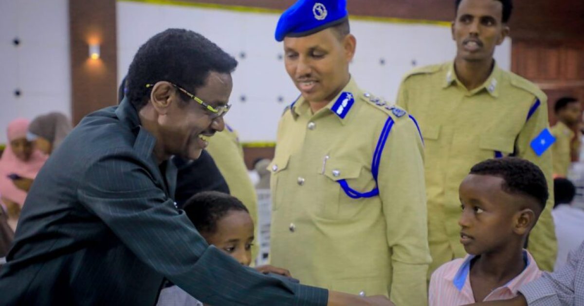 Wasiirka Amniga iyo Taliyaha Ciidanka Booliska oo la ciiday carruurta Agoonta Booliska Soomaaliyeed