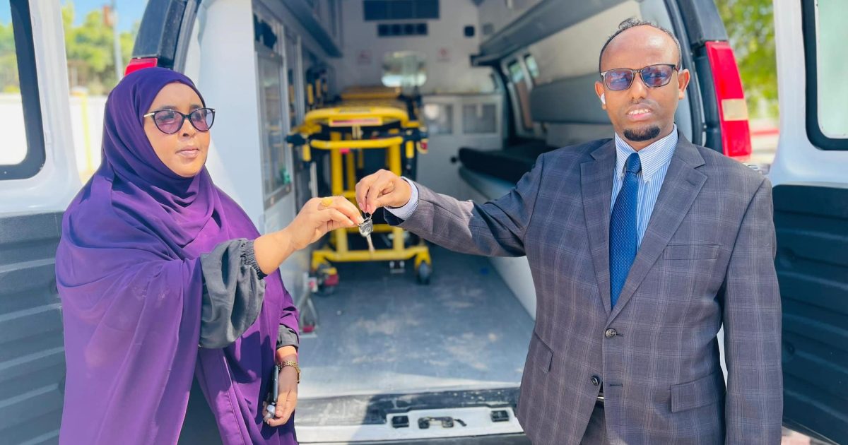 Wasiirka Caafimaadka oo gaari qalabeysan ku wareejiyay Xildhibaan Farxiya oo ka wakiil ah Isbitaalka Yagoori