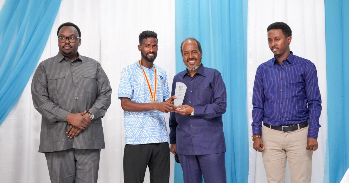 Madaxweyne Xasan Sheekh oo billadda sharaf ku maamuusay orod-yahan Cabdullaahi Jaamac oo ku guuleystay billadda qalinka ah ee ciyaaraha Orodada Afrika