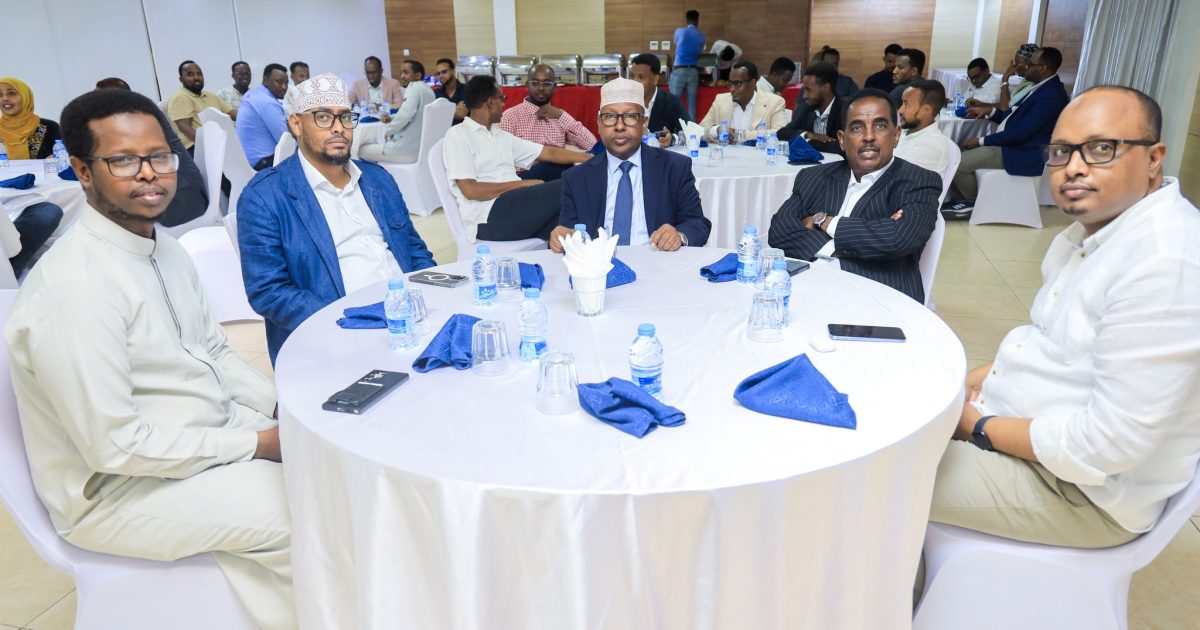 Wasaaradda Arrimaha Gudaha oo kulan sagootin ah u sameysay Wasiirkii hore Axmed Macallin Fiqi “SAWIRRO”