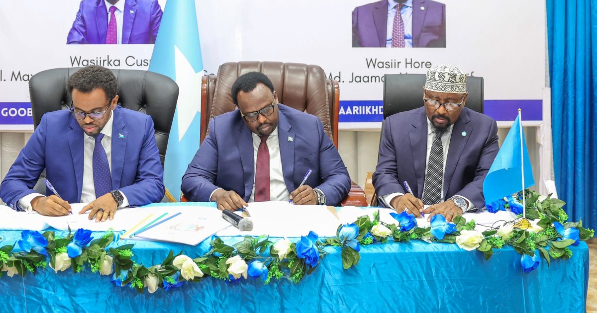 Ra’iisul Wasaare Ku-xigeenka oo xilalka u kala wareejiyey Wasiirada cusub ee Isgaarsiinta iyo Tamarta “SAWIRRO”