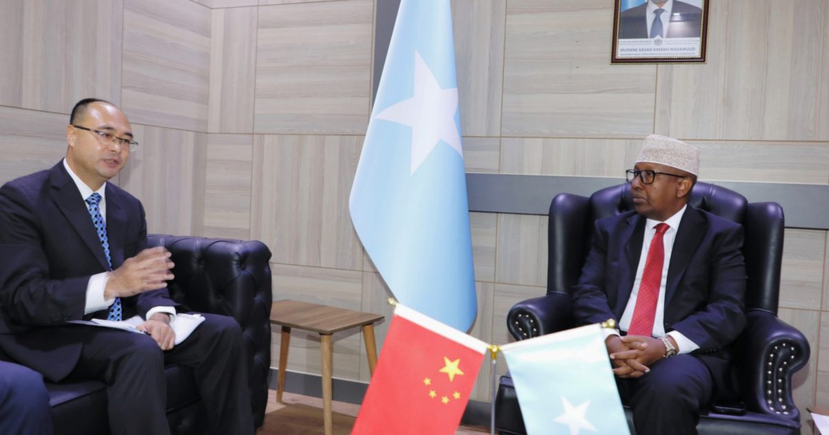 Wasiirka Arrimaha Dibadda oo qaabilay Siihayaha Safaaradda Shiinaha ee Soomaaliya “SAWIRRO”