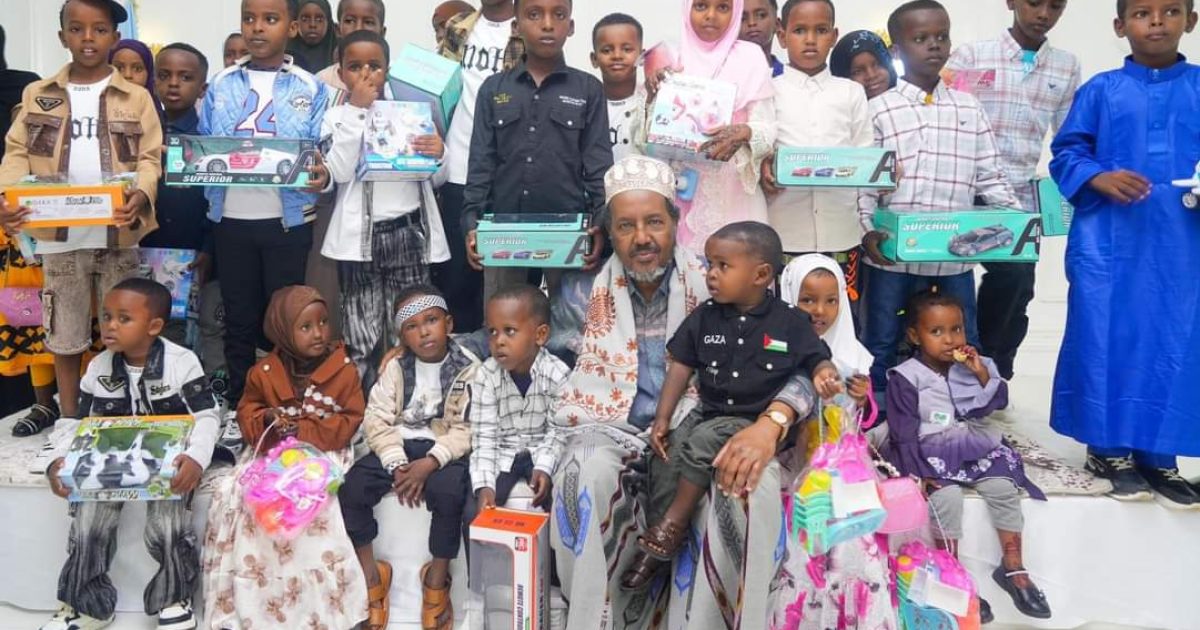 Madaxweyne Xasan Sheekh oo Farxadda Ciidda la qaatay Caruurta Shuhadadii Ciidanka Xoogga Dalka