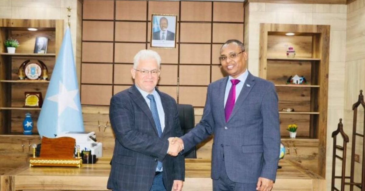 Wasiirka Ganacsiga XFS oo xafiiskiisa ku qaabilay Wakiilka hay’adda UNDP ee Soomaaliya