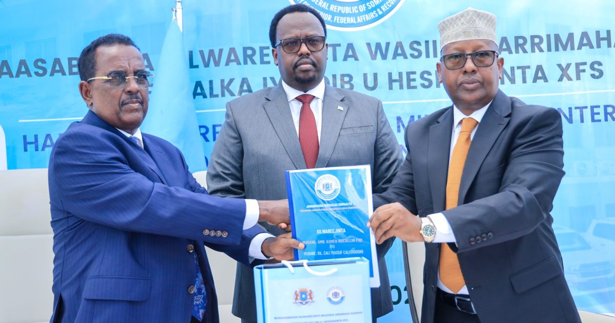 Minister Fiqi Hands Over Interior Ministry Responsibilities to Ali Yusuf in Ceremony
