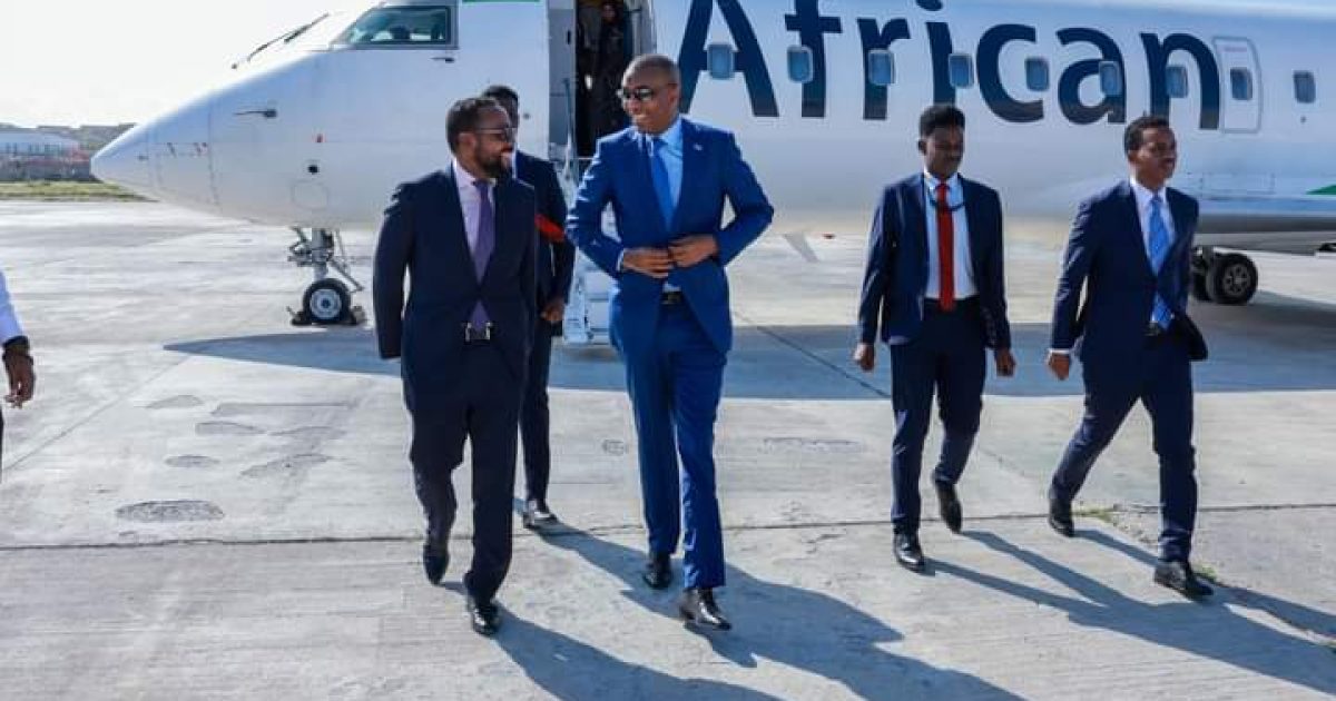 Ra’iisul Wasaare Xamsa oo dalka dib ugu soo laabtay