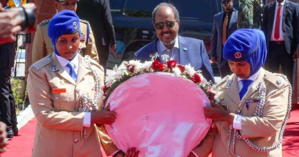 Madaxweyne Xasan Sheekh oo Ubax dhigay Taalada SYL